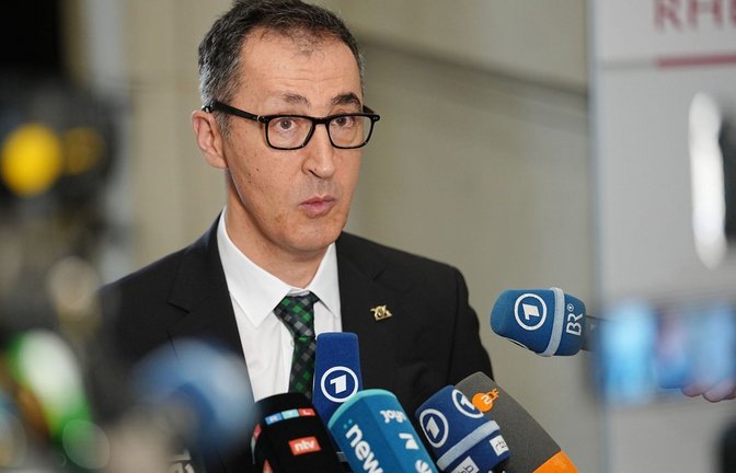 Ministerpräsident Cem Özdemir (Grüne) nach der Ministerpräsidentenkonferenz. Dort haben sich Bund und Länder auf einen besseren finanziellen Ausgleich für Kommunen geeinigt.<span class='image-autor'>Foto: Kay Nietfeld/dpa</span>