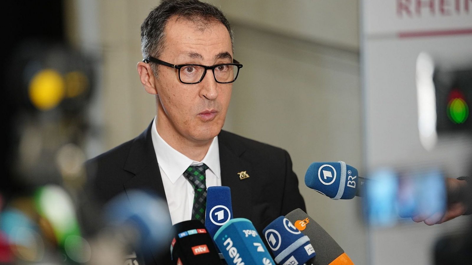 Ministerpräsident Cem Özdemir (Grüne) nach der Ministerpräsidentenkonferenz. Dort haben sich Bund und Länder auf einen besseren finanziellen Ausgleich für Kommunen geeinigt.Foto: Kay Nietfeld/dpa