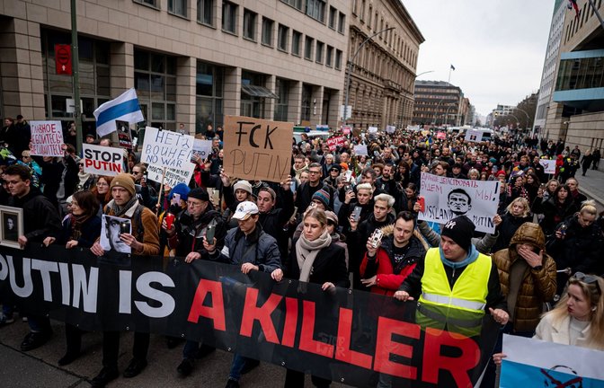 Menschen demonstrieren nach dem Tod des Regimekritikers Nawalny in Berlin gegen die russische Regierung.<span class='image-autor'>Foto: dpa/Fabian Sommer</span>