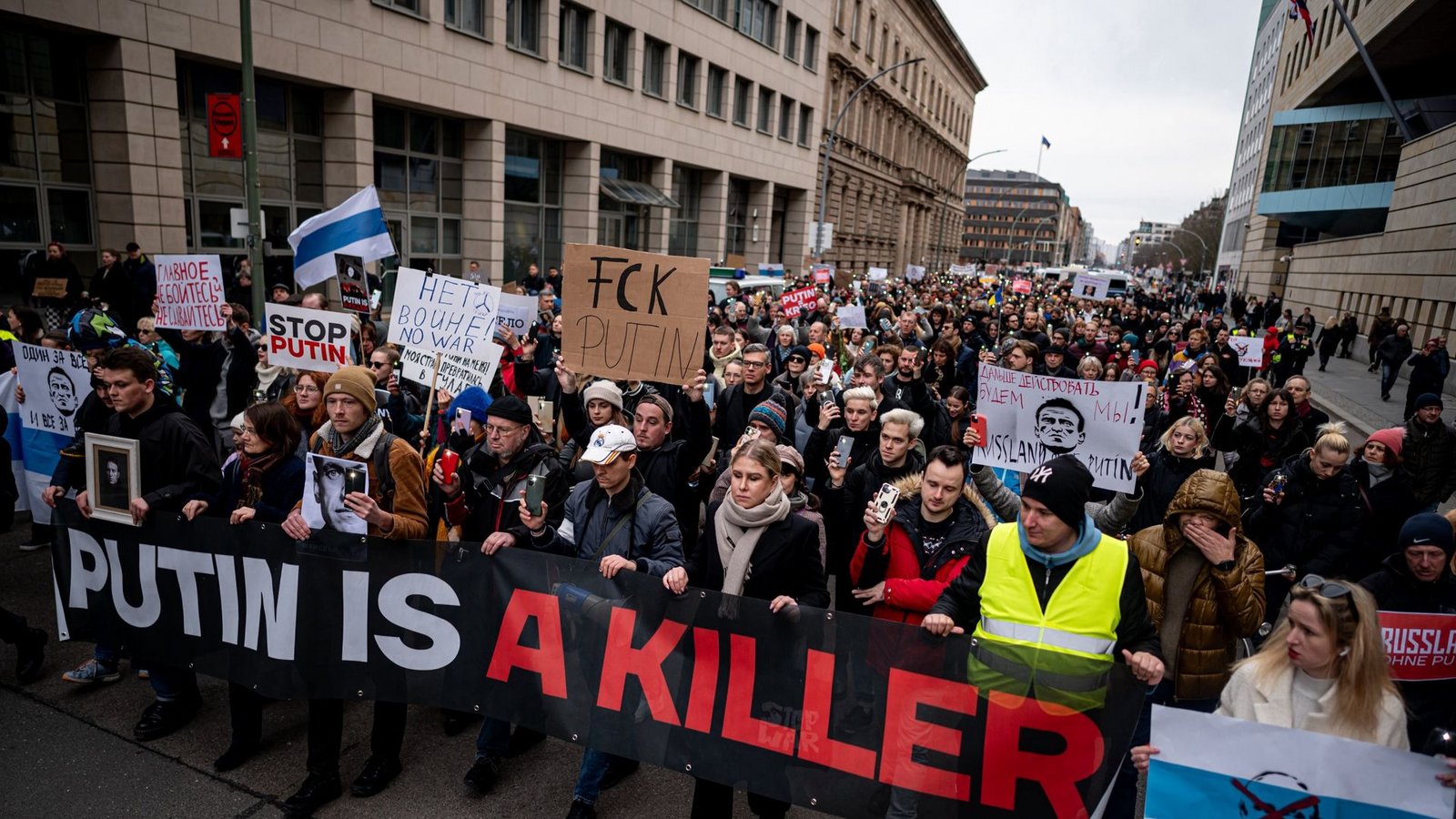 Menschen demonstrieren nach dem Tod des Regimekritikers Nawalny in Berlin gegen die russische Regierung.Foto: dpa/Fabian Sommer
