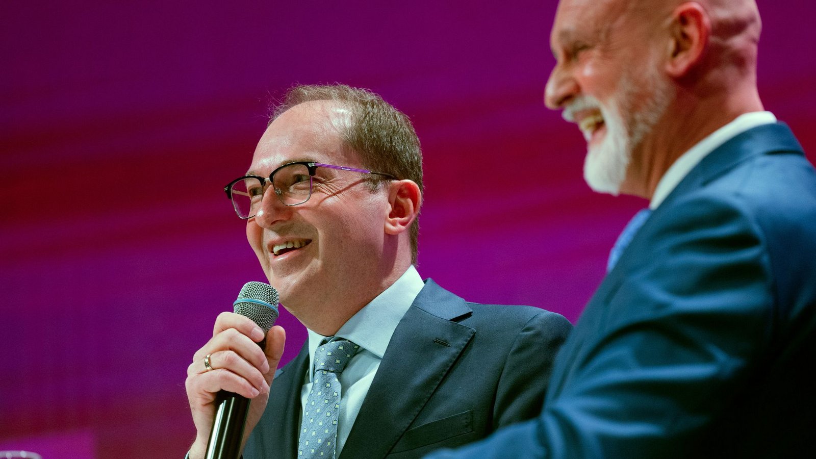 Einvernehmlich und gut gelaunt: Innenminister Alexander Dobrindt (links) und Beamtenbund-Chef Volker Geyer.Foto: dpa/Rolf Vennenbernd Einvernehmlich und gut gelaunt: Innenminister Alexander Dobrindt (links) und Beamtenbund-Chef Volker Geyer.Foto: dpa/Rolf Vennenbernd