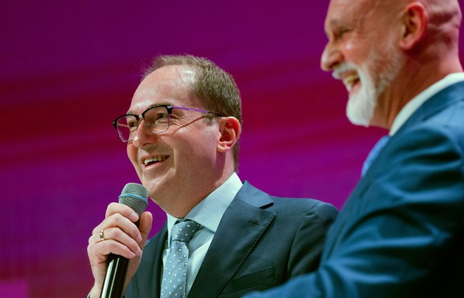 Einvernehmlich und gut gelaunt: Innenminister Alexander Dobrindt (links) und Beamtenbund-Chef Volker Geyer.<span class='image-autor'>Foto: dpa/Rolf Vennenbernd</span>