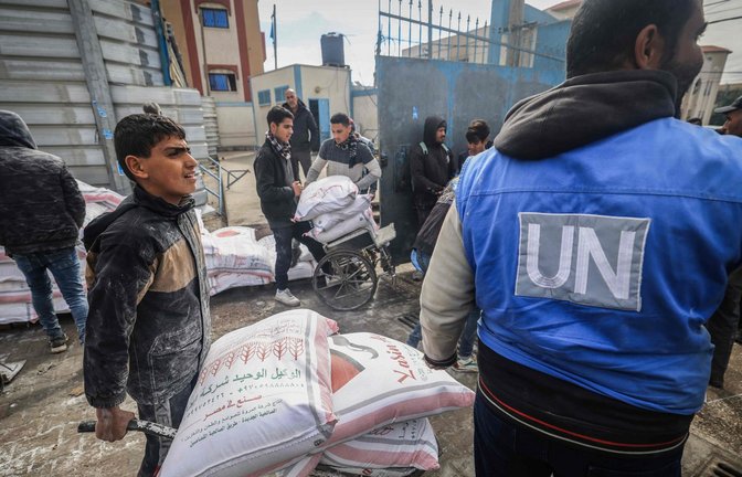 Welche Rolle spielt das UN-Hilfswerk für palästinensische Flüchtlinge? Hier eine Ausgabestation für Lebensmittel in Rafah im Gazastreifen.<span class='image-autor'>Foto: AFP</span>