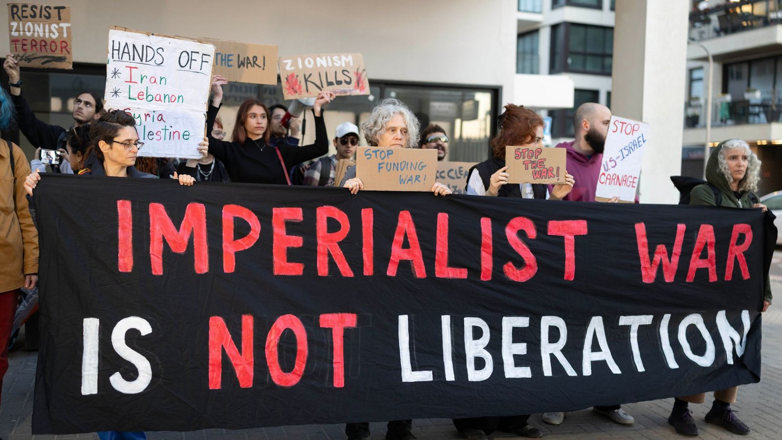 Linke Aktivisten protestieren vor dem US-Konsulat in Tel Aviv gegen den Iran-Krieg.Foto: dpa/Oren Ziv Linke Aktivisten protestieren vor dem US-Konsulat in Tel Aviv gegen den Iran-Krieg.Foto: dpa/Oren Ziv