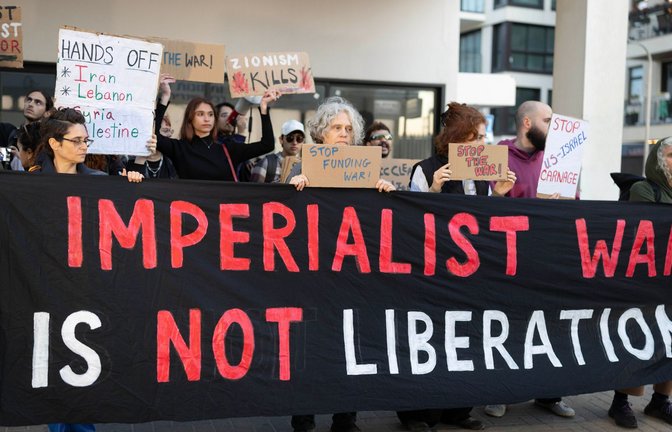 Linke Aktivisten protestieren vor dem US-Konsulat in Tel Aviv gegen den Iran-Krieg.<span class='image-autor'>Foto: dpa/Oren Ziv</span>