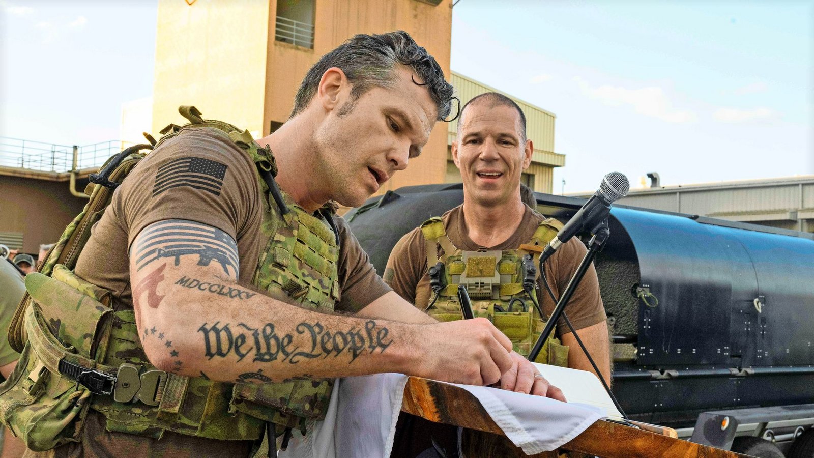 Aussagekräftige Tattoos: Pete Hegseth bei einem Truppenbesuch.Foto: imago/ZUMA Press