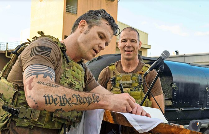 Aussagekräftige Tattoos: Pete Hegseth bei einem Truppenbesuch.<span class='image-autor'>Foto: imago/ZUMA Press</span>