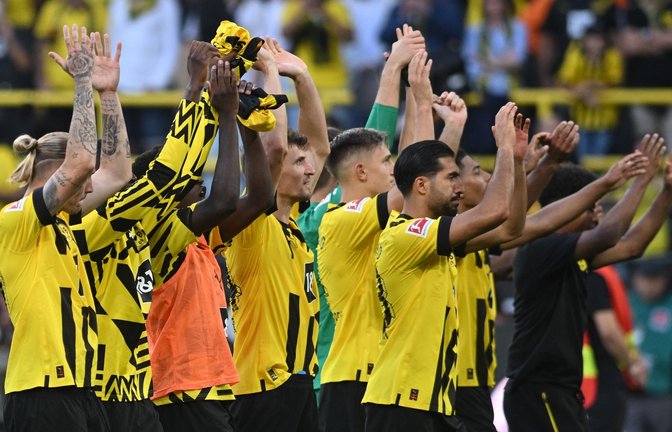 Dortmunds Mannschaft lässt sich nach Spielende von den Fans feiern.<span class='image-autor'>Foto: Bernd Thissen/dpa</span>