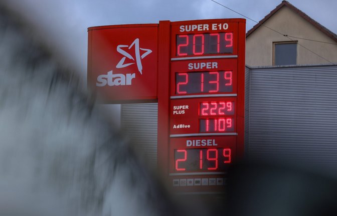 Warum Diesel aktuell teurer als Benzin ist, liegt an geopolitischen Spannungen, Heizöl-Nachfrage und CO2-Bepreisung. Erfahren Sie die Hintergründe.<span class='image-autor'>Foto: IMAGO / Rene Traut</span>