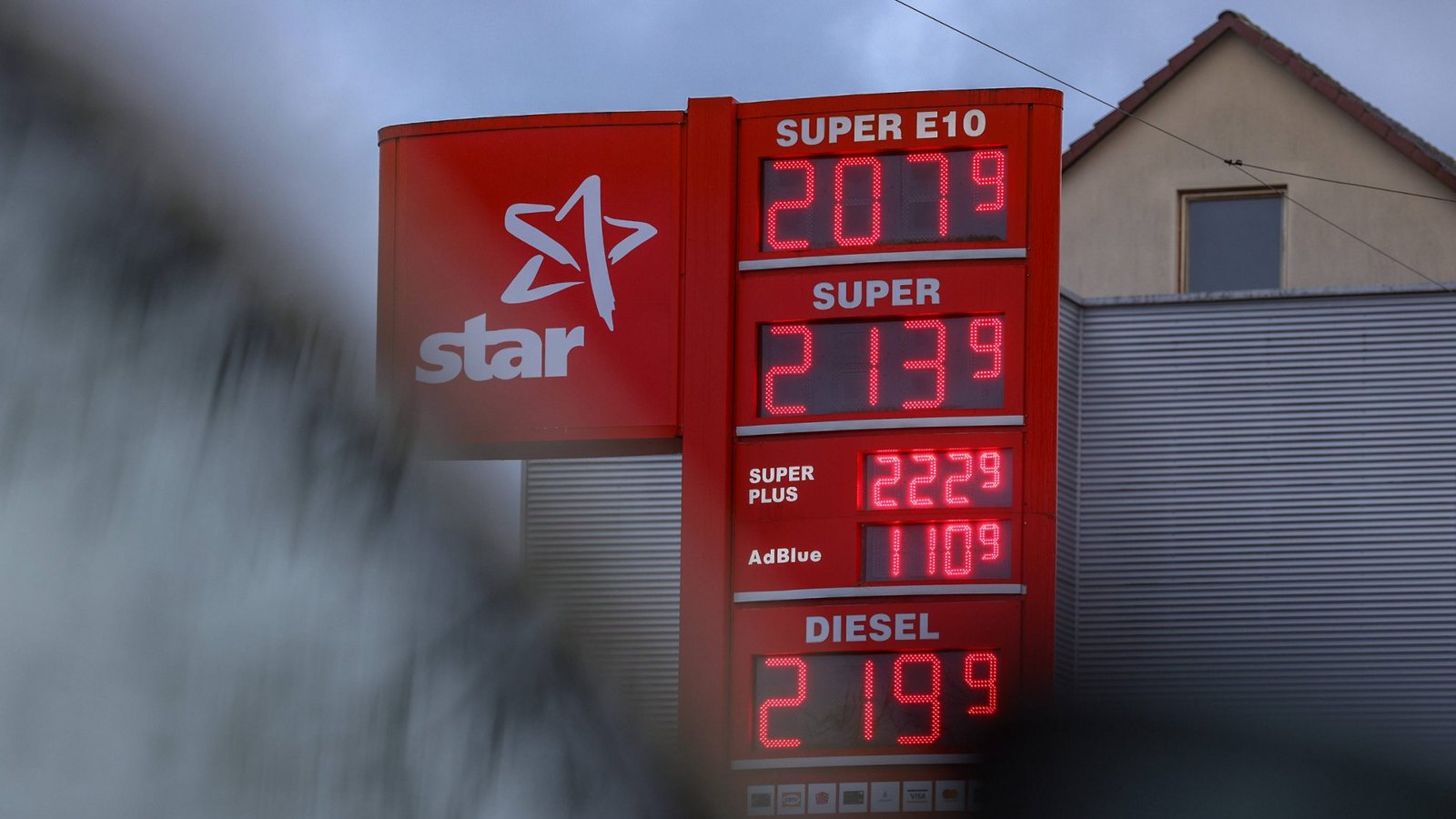 Warum Diesel aktuell teurer als Benzin ist, liegt an geopolitischen Spannungen, Heizöl-Nachfrage und CO2-Bepreisung. Erfahren Sie die Hintergründe.Foto: IMAGO / Rene Traut Warum Diesel aktuell teurer als Benzin ist, liegt an geopolitischen Spannungen, Heizöl-Nachfrage und CO2-Bepreisung. Erfahren Sie die Hintergründe.Foto: IMAGO / Rene Traut
