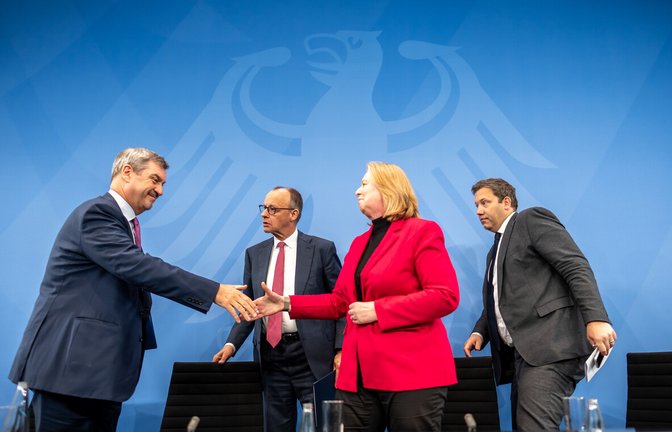 Sie sind sich einig – nur was haben die Bürger davon? Die Spitzen der Koalition: CSU-Chef Markus Söder, Kanzler Friedrich Merz, SPD-Chefin Bärbel Bas und Vizekanzler Lars Klingbeil (von links).<span class='image-autor'>Foto: Michael Kappeler/dpa</span>