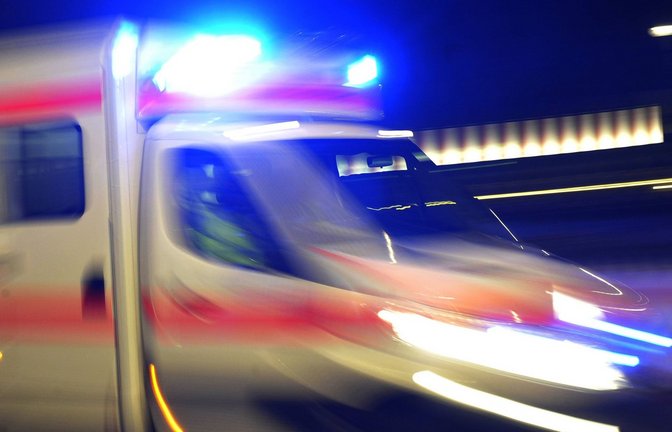 Der 41-jährige Mann musste zur operativen Behandlung seiner Verletzungen vom Rettungsdienst in ein Krankenhaus eingeliefert werden. (Symbolbild)<span class='image-autor'>Foto: imago</span>