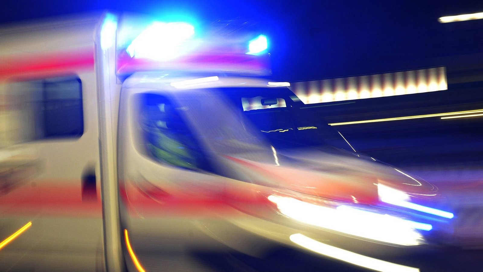 Der 41-jährige Mann musste zur operativen Behandlung seiner Verletzungen vom Rettungsdienst in ein Krankenhaus eingeliefert werden. (Symbolbild)Foto: imago