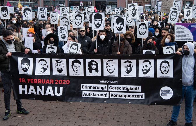 Mit Plakaten und Bildern der Ermordeten erinnern Teilnehmer einer Gedenkveranstaltung 2022 auf dem Hanauer Marktplatz an die Opfer der rassistischen Anschläge in Hanau im Jahr 2020 (Archivfoto).<span class='image-autor'>Foto: dpa/Boris Roessler</span>
