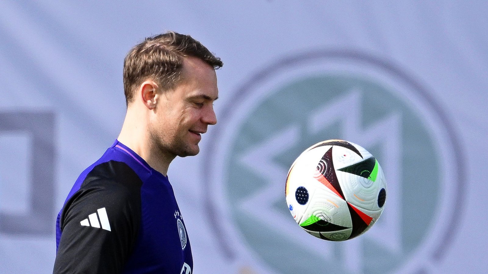 Manuel Neuer hat den Ball und die WM im Blick.Foto: dpa Manuel Neuer hat den Ball und die WM im Blick.Foto: dpa