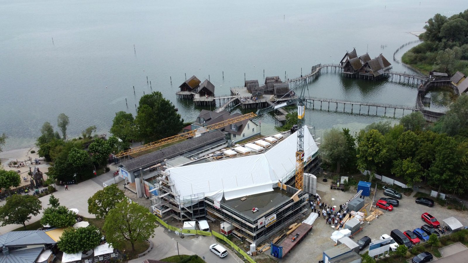 Noch ist der Neubau mit weißer Folie abgedeckt.Foto: Pfahlbaumuseum Unteruhldingen/oh Noch ist der Neubau mit weißer Folie abgedeckt.Foto: Pfahlbaumuseum Unteruhldingen/oh