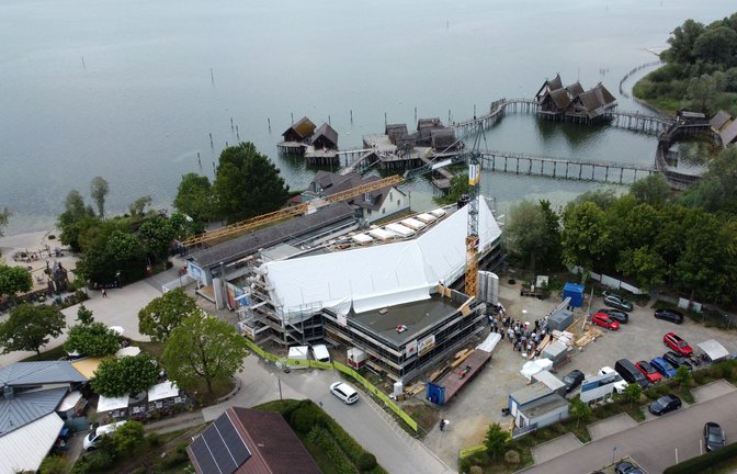 Noch ist der Neubau mit weißer Folie abgedeckt.<span class='image-autor'>Foto: Pfahlbaumuseum Unteruhldingen/oh</span>