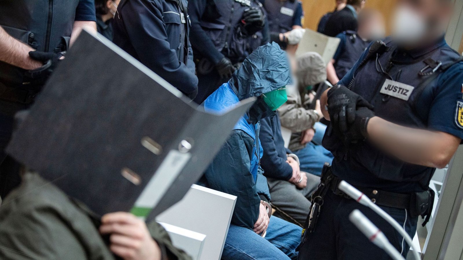 Am 8. Februar 2020 schlug die Polizei zu, nachdem Ermittler die Verdächtigen monatelang observiert und ihre Telefongespräche mitgeschnitten hatten: 14 Männer wurden festgenommen und später dem Haftrichter vorgeführt. Der ordnete für 12 Beschuldigte Untersuchungshaft an, in deren Verlauf sich einer von ihnen das Leben nahm. Ab April 2022 verantworteten sich die verbliebenen 13 Angeklagten vor den Richtern des 5. Strafsenats des Stuttgarter Oberlandesgerichtes im Prozessgebäude Stammheim.Foto: dpa/- Am 8. Februar 2020 schlug die Polizei zu, nachdem Ermittler die Verdächtigen monatelang observiert und ihre Telefongespräche mitgeschnitten hatten: 14 Männer wurden festgenommen und später dem Haftrichter vorgeführt. Der ordnete für 12 Beschuldigte Untersuchungshaft an, in deren Verlauf sich einer von ihnen das Leben nahm. Ab April 2022 verantworteten sich die verbliebenen 13 Angeklagten vor den Richtern des 5. Strafsenats des Stuttgarter Oberlandesgerichtes im Prozessgebäude Stammheim.Foto: dpa/-