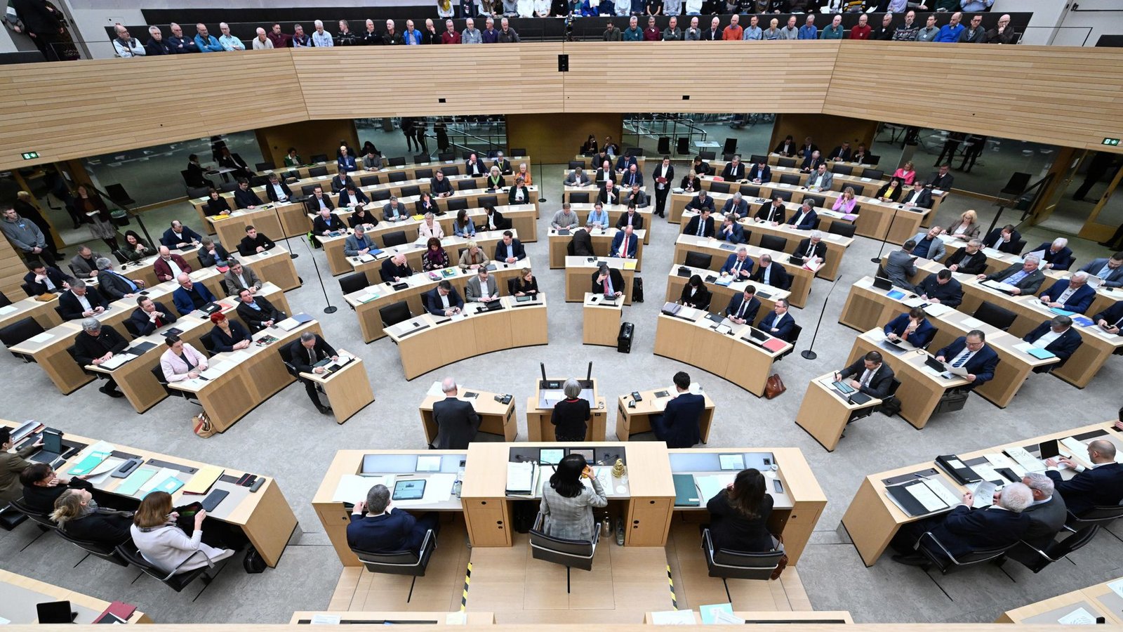 Der Plenarsaal – zu klein für viele zusätzliche Abgeordnete?Foto: Bernd Weißbrod/dpa Der Plenarsaal – zu klein für viele zusätzliche Abgeordnete?Foto: Bernd Weißbrod/dpa