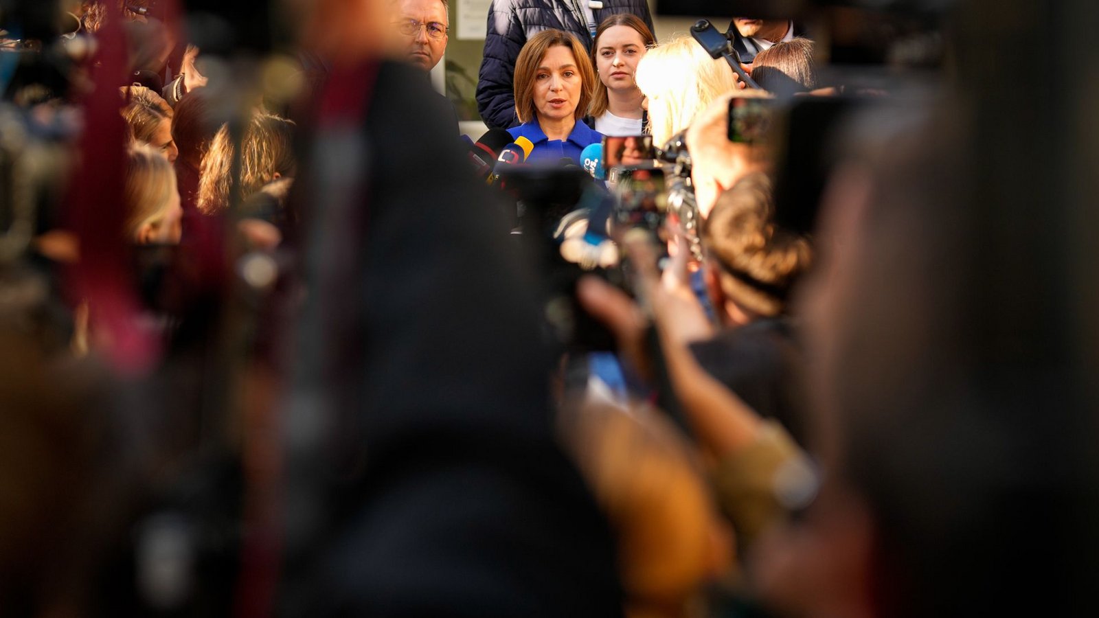 Moldaus Präsidentin Maia Sandu spricht zu den Medien, nachdem sie bei der Parlamentswahl ihre Stimme abgegeben hat.Foto: Vadim Ghirda/AP/dpa Moldaus Präsidentin Maia Sandu spricht zu den Medien, nachdem sie bei der Parlamentswahl ihre Stimme abgegeben hat.Foto: Vadim Ghirda/AP/dpa