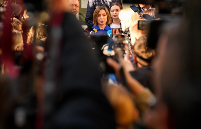 Moldaus Präsidentin Maia Sandu spricht zu den Medien, nachdem sie bei der Parlamentswahl ihre Stimme abgegeben hat.<span class='image-autor'>Foto: Vadim Ghirda/AP/dpa</span>