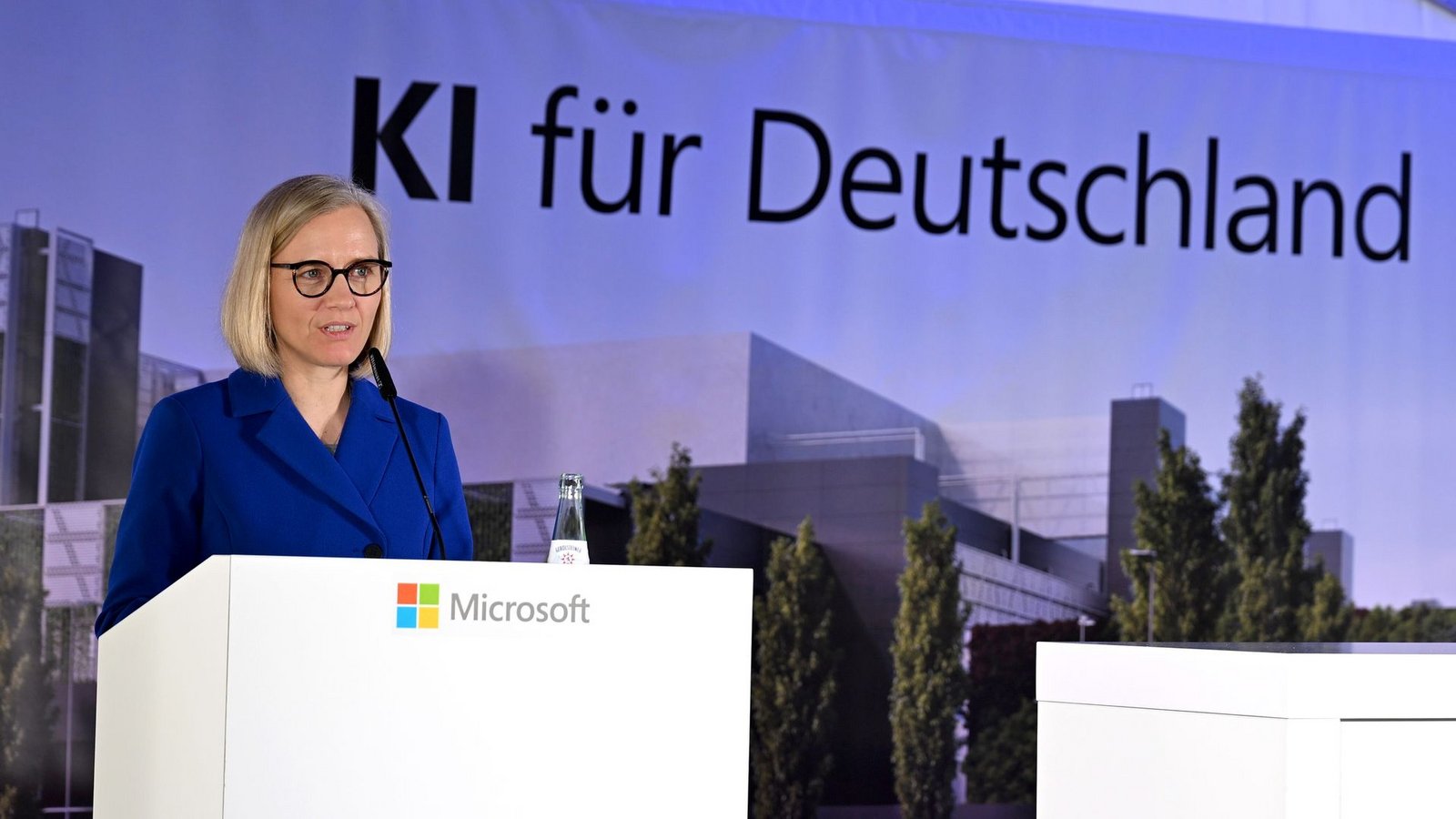 Microsoft-Deutschlandchefin Agnes Heftberger bei der Spatenstich-Feier.Foto: Wolf von Dewitz/dpa