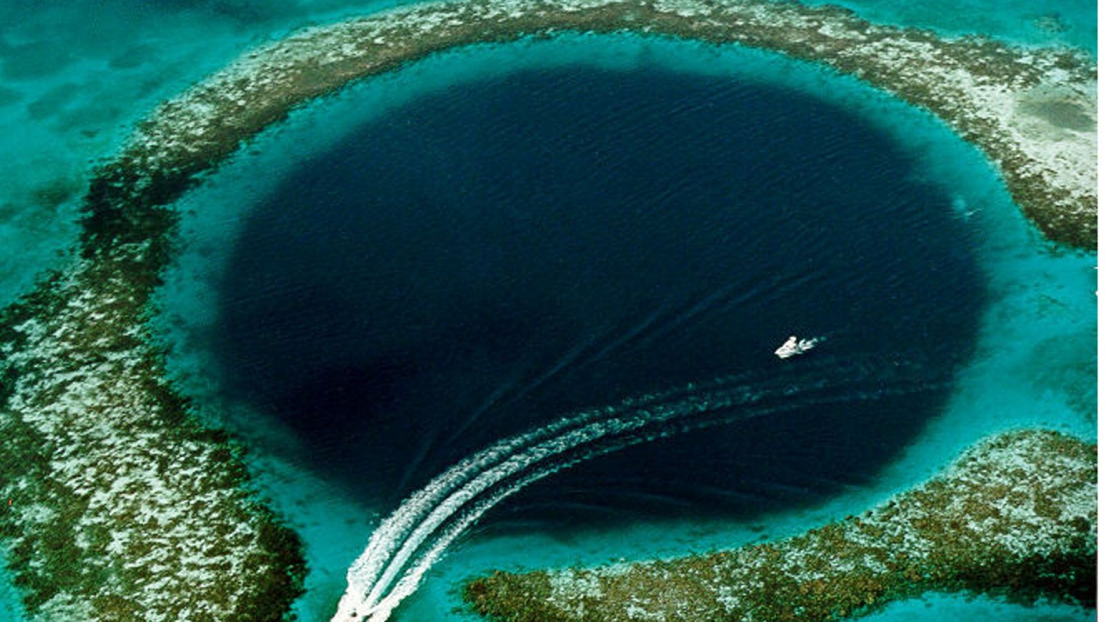 Great Blue Hole: Das berühmte Große Blaue Loch ist eine runde unterseeische Doline vor der Küste des mittelamerikanischen Staates Belize.Foto: U. S. Geological Survey (USGS)