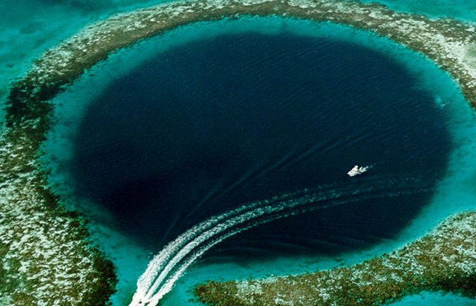 Great Blue Hole: Das berühmte Große Blaue Loch ist eine runde unterseeische Doline vor der Küste des mittelamerikanischen Staates Belize.<span class='image-autor'>Foto: U. S. Geological Survey (USGS)</span>