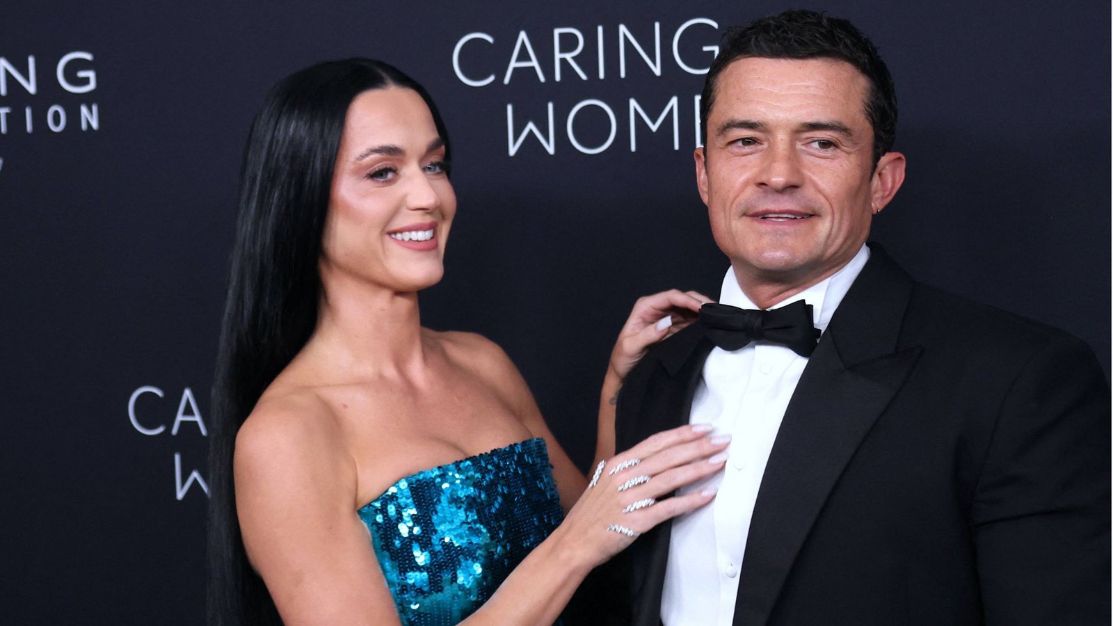Sängerin Katy Perry mit ihrem Ehemann, Schauspieler Orlando Bloom, auf dem roten Teppich des „Caring for Women Dinner“.Foto: imago//Guerin Charles