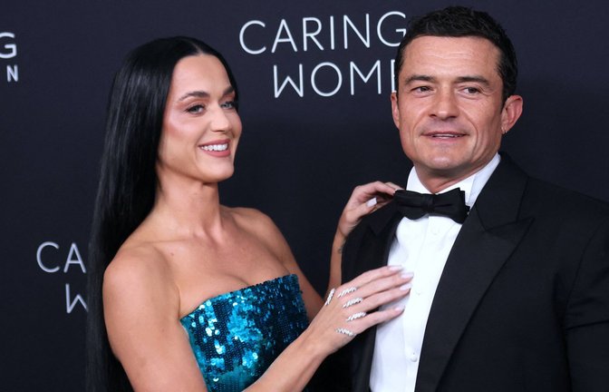 Sängerin Katy Perry mit ihrem Ehemann, Schauspieler Orlando Bloom, auf dem roten Teppich des „Caring for Women Dinner“.<span class='image-autor'>Foto: imago//Guerin Charles</span>
