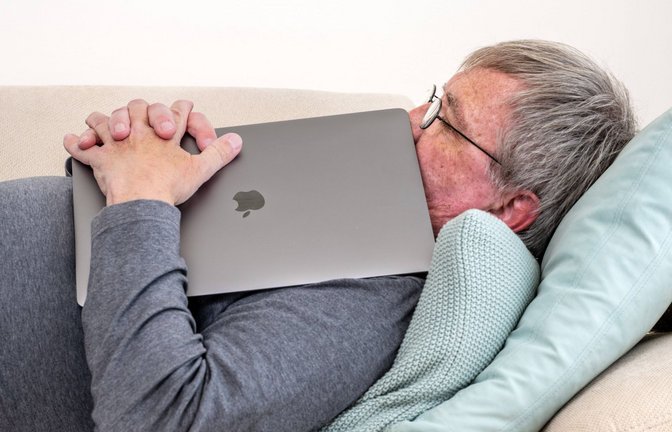 Ein Nickerchen mitten am Tag: Danach ist es derzeit vielen Menschen.<span class='image-autor'>Foto: /MAGO/Wolfgang Maria Weber</span>