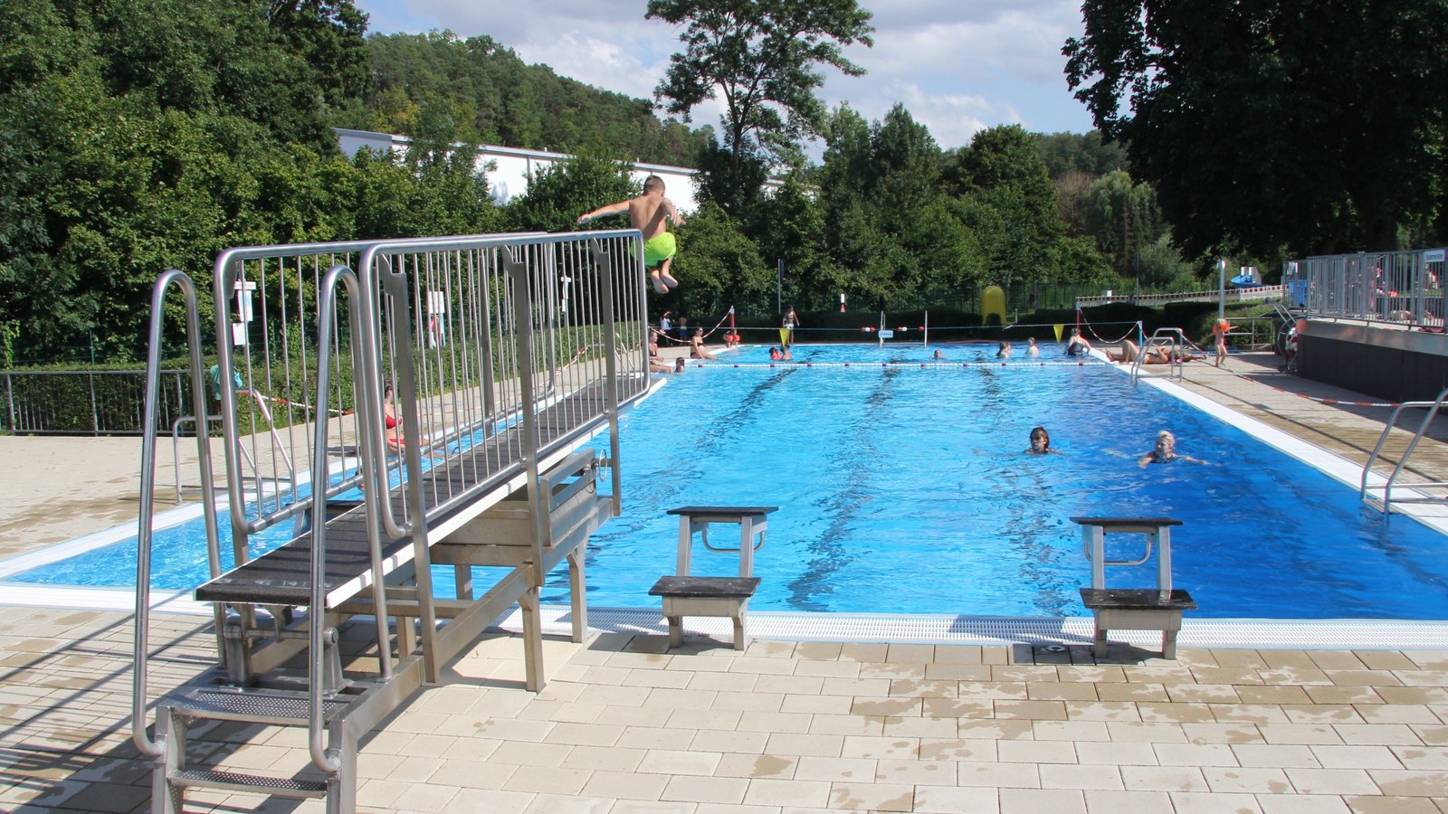 Die Badesaison wäre in Eberdingen um Haaresbreite ins Wasser gefallen. Foto: Archiv Die Badesaison wäre in Eberdingen um Haaresbreite ins Wasser gefallen. Foto: Archiv