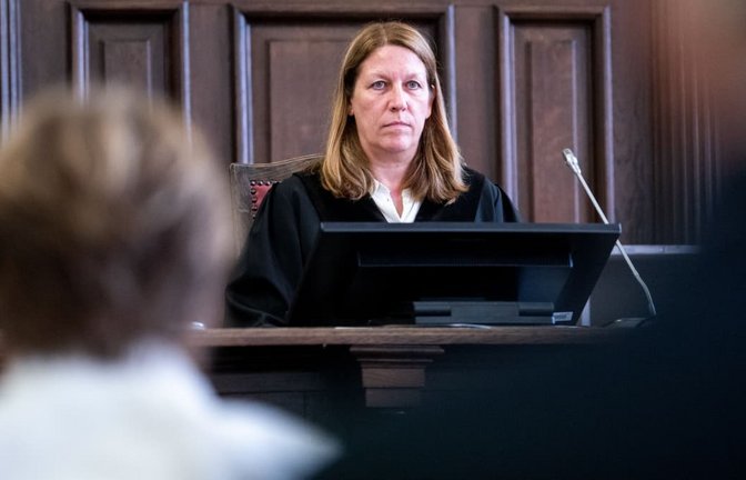Isabel Hildebrandt, Richterin, sitzt im Prozess wegen mutmaßlicher Kindesentführung im Landgericht Hamburg im Saal.<span class='image-autor'>Daniel Bockwoldt/dpa- POOL/dpa</span>