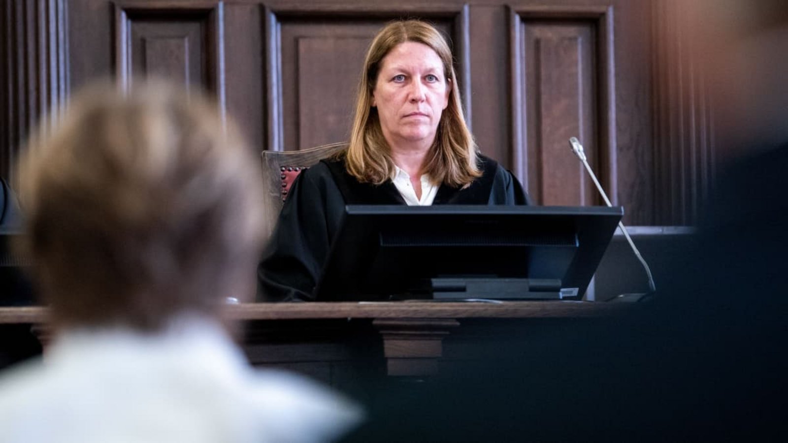 Isabel Hildebrandt, Richterin, sitzt im Prozess wegen mutmaßlicher Kindesentführung im Landgericht Hamburg im Saal.Daniel Bockwoldt/dpa- POOL/dpa Isabel Hildebrandt, Richterin, sitzt im Prozess wegen mutmaßlicher Kindesentführung im Landgericht Hamburg im Saal.Daniel Bockwoldt/dpa- POOL/dpa