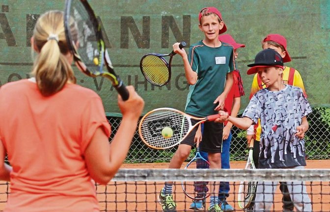 Beim Toreschießen müssen die Kinder ein bestimmtes Ziel treffen, dabei aber auch einen Torwart überwinden. Foto: Nachreiner