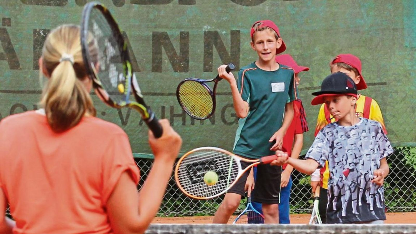 Beim Toreschießen müssen die Kinder ein bestimmtes Ziel treffen, dabei aber auch einen Torwart überwinden. Foto: Nachreiner
