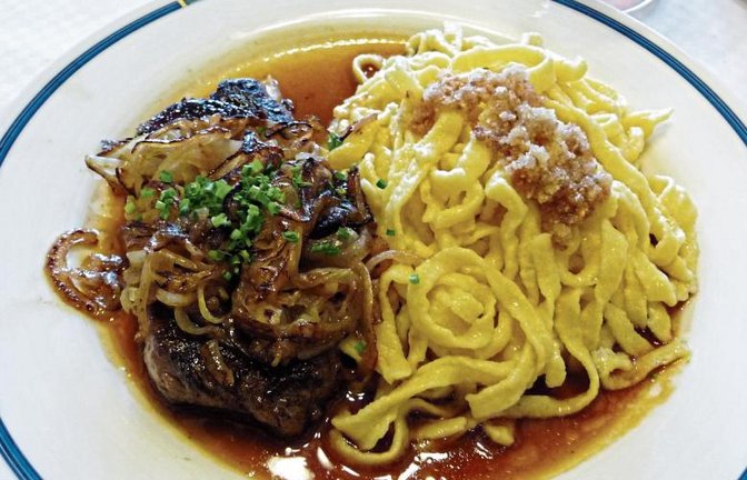 Auf die Gäste aus dem Ausland wartet in ihren Unterkünften etwas aus der regionalen Küche wie ein Zwiebelrostbraten mit Spätze. Foto: Campomalo/pixelio.de