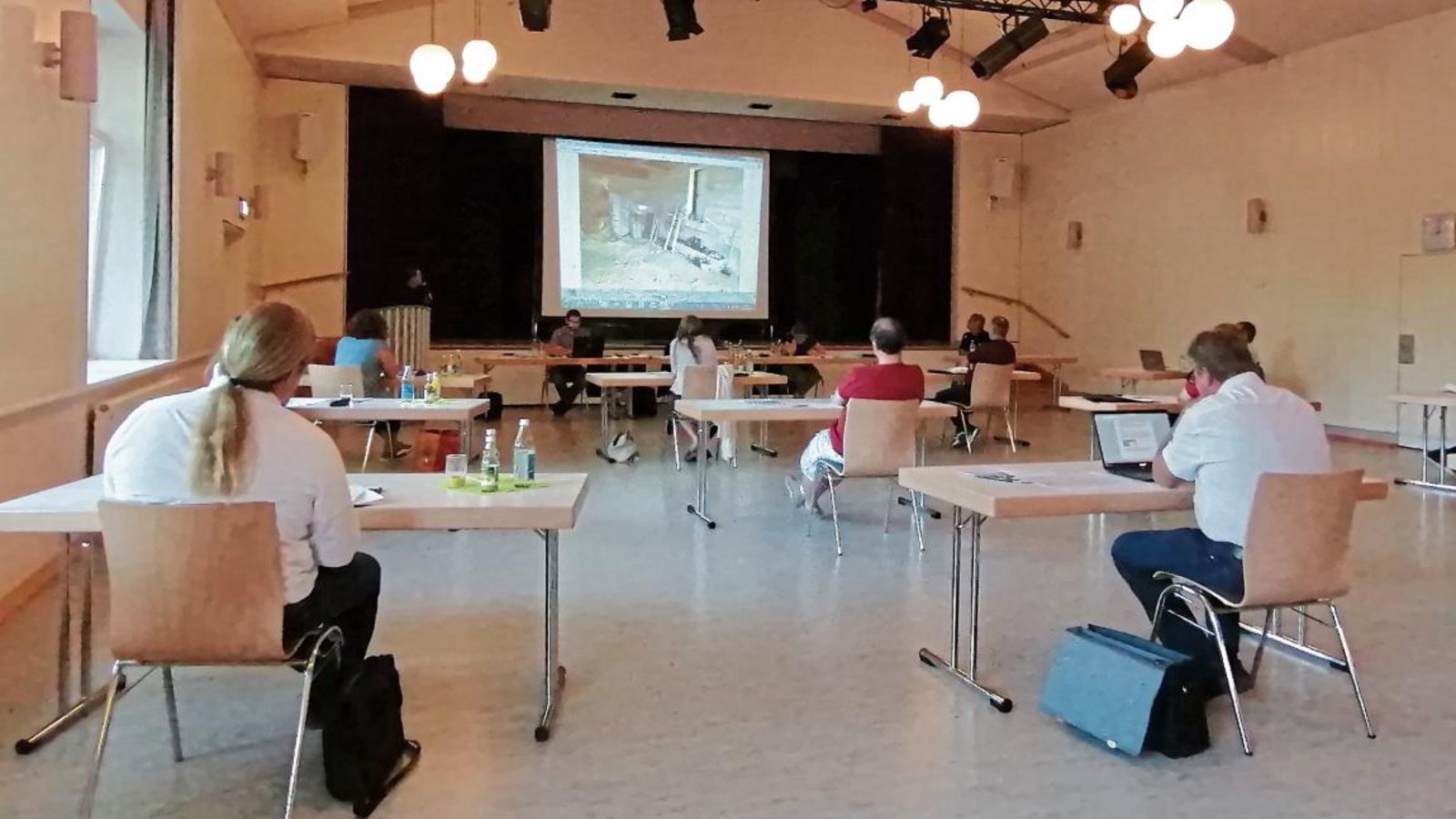 Wegen der geltenden Abstandsregel tagte der Oberriexinger Gemeinderat in der Festhalle. Die finanziellen Auswirkungen der Pandemie dürften das Gremium noch in den nächsten Jahren beschäftigen. Foto: Banholzer Wegen der geltenden Abstandsregel tagte der Oberriexinger Gemeinderat in der Festhalle. Die finanziellen Auswirkungen der Pandemie dürften das Gremium noch in den nächsten Jahren beschäftigen. Foto: Banholzer