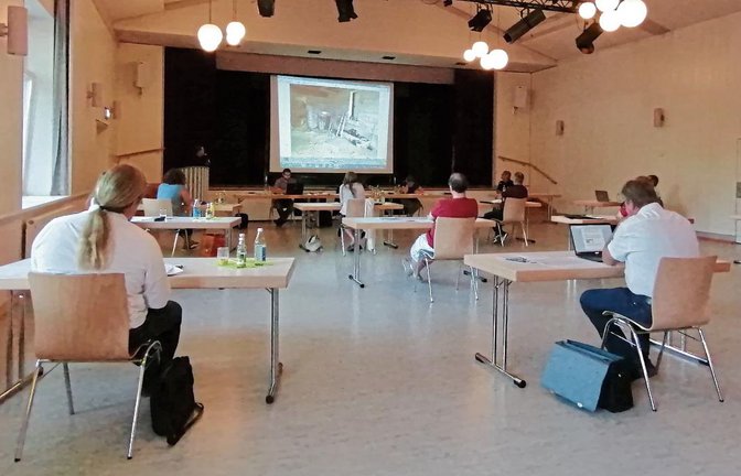 Wegen der geltenden Abstandsregel tagte der Oberriexinger Gemeinderat in der Festhalle. Die finanziellen Auswirkungen der Pandemie dürften das Gremium noch in den nächsten Jahren beschäftigen.  Foto: Banholzer