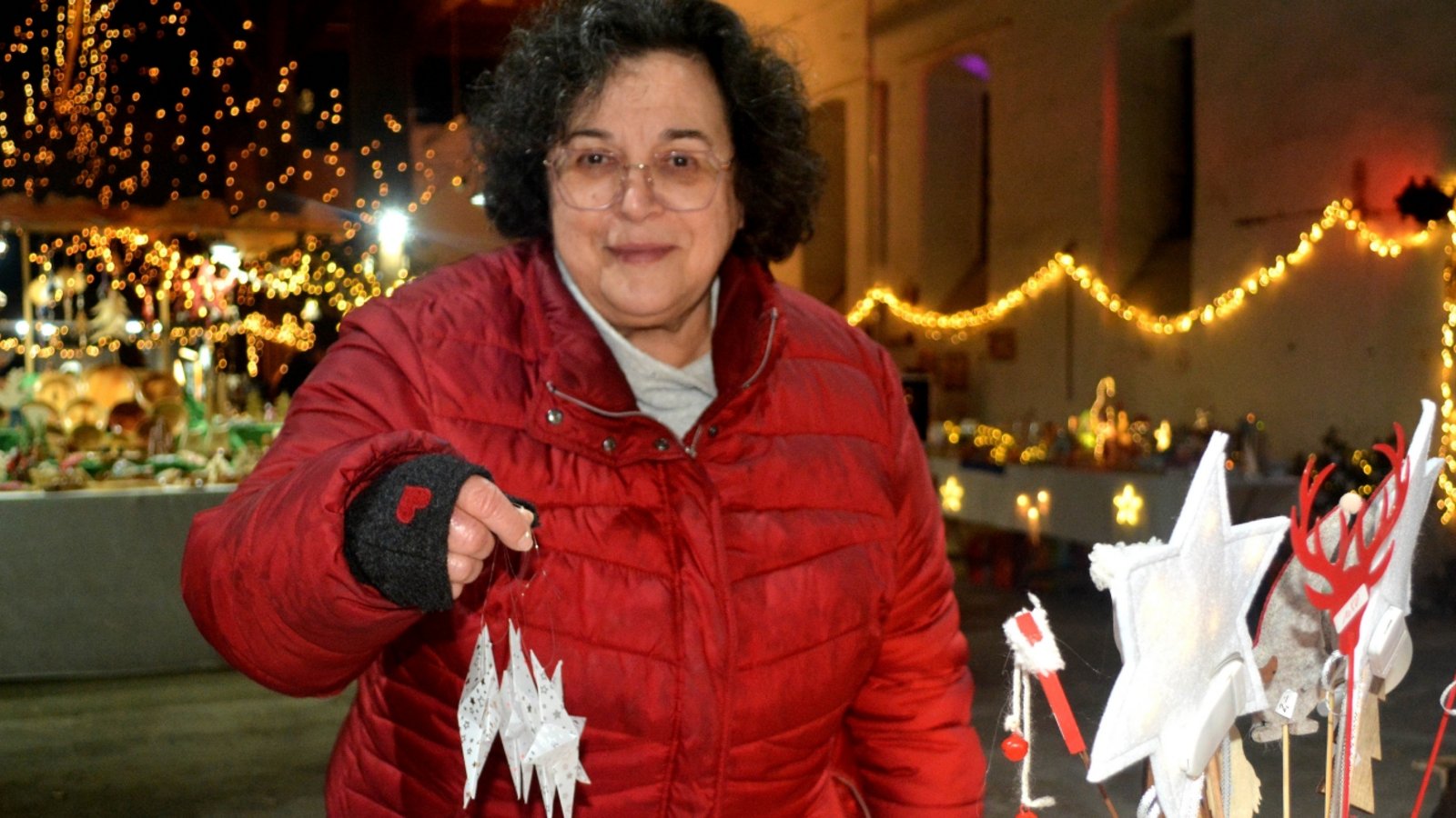 Seit Langem dabei: Renate Breit aus Schützingen mit weihnachtlichen Dekorationsartikeln.
