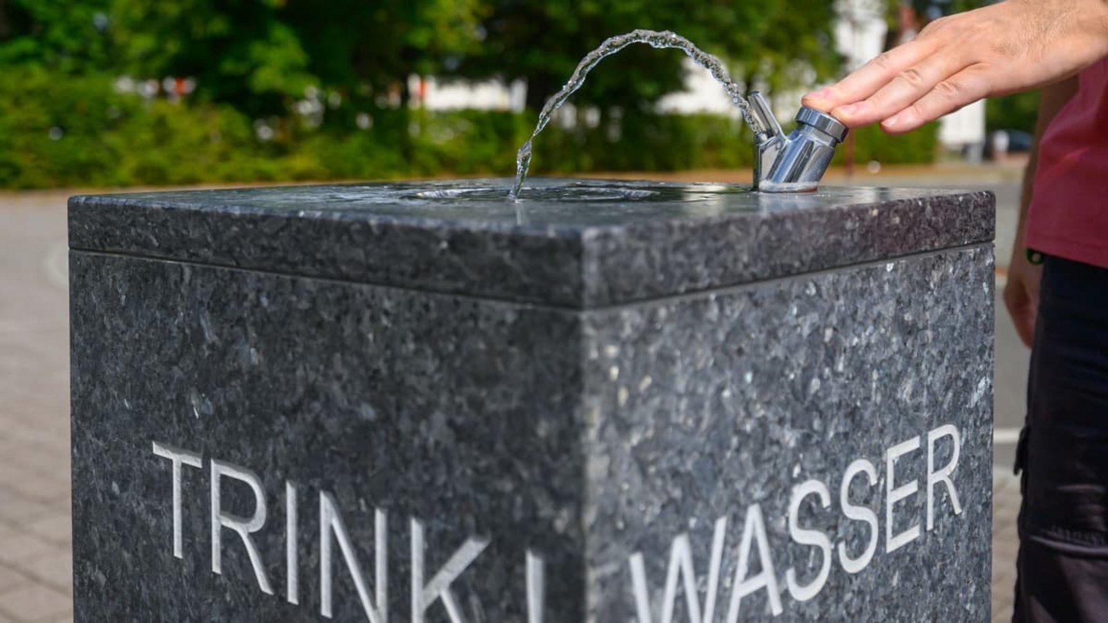 Ein Mann steht an einem Trinkbrunnen. Rund zwei Drittel der Menschen in Deutschland wünschen sich mehr politische Maßnahmen gegen Hitze und Dürre (Symbolfoto).Patrick Pleul/dpa Ein Mann steht an einem Trinkbrunnen. Rund zwei Drittel der Menschen in Deutschland wünschen sich mehr politische Maßnahmen gegen Hitze und Dürre (Symbolfoto).Patrick Pleul/dpa