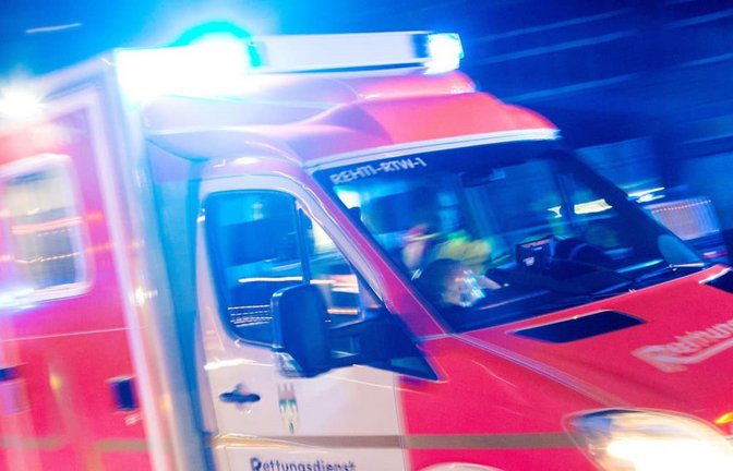 Rettungskräfte kümmerten sich um die verletzte Person (Symbolbild).<span class='image-autor'>Marcel Kusch/dpa</span>