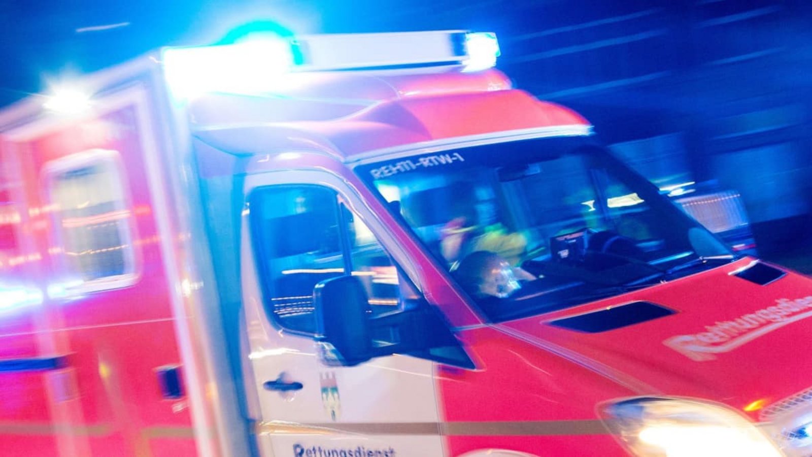 Rettungskräfte kümmerten sich um die verletzte Person (Symbolbild).Marcel Kusch/dpa Rettungskräfte kümmerten sich um die verletzte Person (Symbolbild).Marcel Kusch/dpa