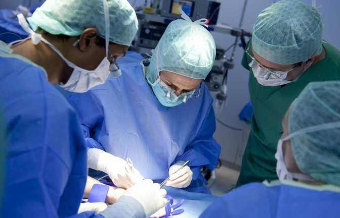 Chirurgen der Klinik Markgröningen bei der Arbeit. <span class='image-autor'>Foto: RKH/Martin Stollberg</span>