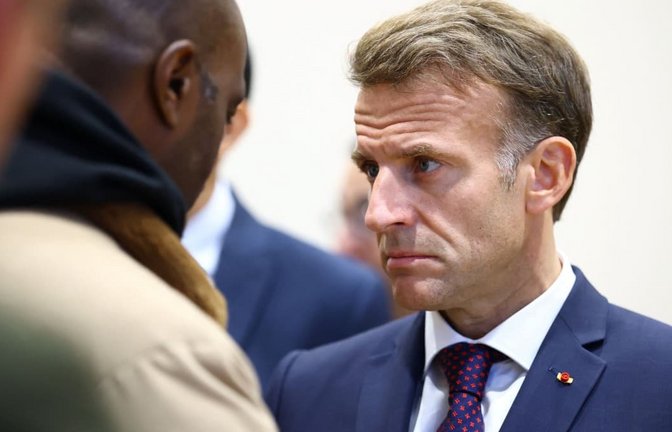 Der französische Präsident Emmanuel Macron trifft sich nach den tödlichen Schüssen in der Region Paris im Rathaus von Trappes in der Nähe von Paris mit Anwohnern. Am Vormittag hatte ein Mann in Gemeinden bei Paris aus einem Auto mit einer automatischen Waffe geschossen. Frankreichs Innenminister Nuñez sprach von einer «terroristischen Tat».<span class='image-autor'>Hannah McKay/Reuters Pool Photo/dpa</span>