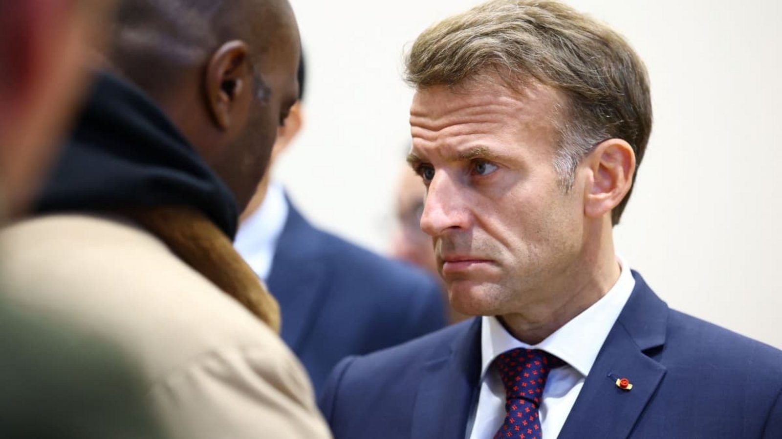 Der französische Präsident Emmanuel Macron trifft sich nach den tödlichen Schüssen in der Region Paris im Rathaus von Trappes in der Nähe von Paris mit Anwohnern. Am Vormittag hatte ein Mann in Gemeinden bei Paris aus einem Auto mit einer automatischen Waffe geschossen. Frankreichs Innenminister Nuñez sprach von einer «terroristischen Tat».Hannah McKay/Reuters Pool Photo/dpa