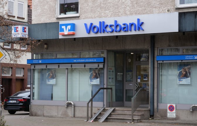 Gute Nachrichten für Kunden der Volksbank Pforzheim. Filialen, wie diese in der Illinger Bahnhofstraße, sollen auch nach der Fusion nicht geschlossen werden
