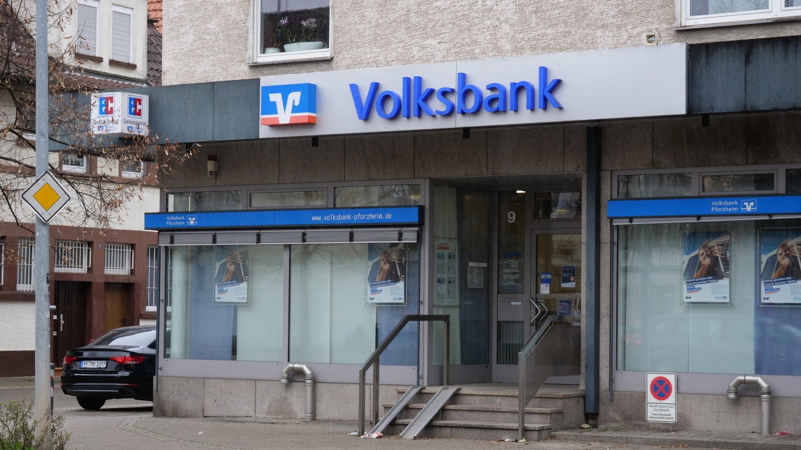 Gute Nachrichten für Kunden der Volksbank Pforzheim. Filialen, wie diese in der Illinger Bahnhofstraße, sollen auch nach der Fusion nicht geschlossen werden Gute Nachrichten für Kunden der Volksbank Pforzheim. Filialen, wie diese in der Illinger Bahnhofstraße, sollen auch nach der Fusion nicht geschlossen werden
