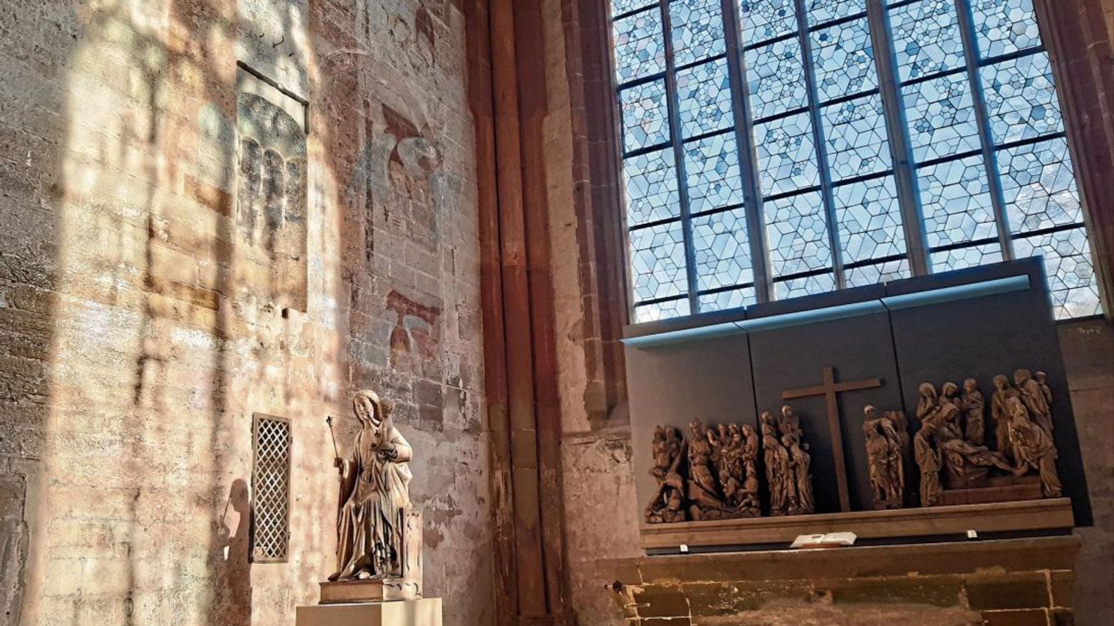 Die lebensgroße Marienskulptur in der Maulbronner Klosterkriche. Fotos: SSG