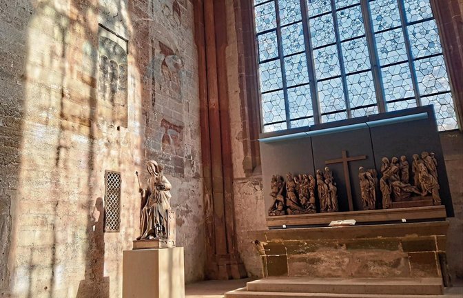 Die lebensgroße Marienskulptur in der Maulbronner Klosterkriche. Fotos: SSG